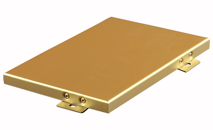 氟碳鋁單板介紹------------------------  氟碳鋁單板作為幕墻的一種形式，多用于作墻體 蔽護(hù)和不采光的墻壁，代替馬賽克和一般噴沙外墻。鋁單板幕墻 作為鋁單板幕墻的一種，以其質(zhì)地輕，強(qiáng)度好的物點在高層建筑的作用上有優(yōu)勢，由于高層建筑時刻受到各種荷載的作用，所受風(fēng)壓大，馬賽克容易脫落，硬度不強(qiáng) 的幕墻材料會因為大的風(fēng)壓而變形。高層建筑作為幕墻使用大戶，鋁單板幕墻基于它獨特的優(yōu)勢而得以大量使用    ◆色彩艷麗，久經(jīng)耐用、不褪色，  ◆環(huán)保、防火、防潮，  ◆品種多元化，圖案，色彩可以根據(jù)用戶要求定做，  ◆ 良好的平整性、防潮性和抗油性  ◆ 非常出色的耐腐蝕性，抵抗潮濕環(huán)境、紫外線  ◆ 無懈可擊的防火、防潮功能及耐腐蝕性功能，吸音、隔熱性能好，具有完美的吸音效果  ◆ 鋁網(wǎng)板結(jié)構(gòu)精巧，拼接無縫，可保持二十年不變色；  ◆ 無毒無味，環(huán)保，可回收     01.jpg  氟碳鋁安裝工藝------------------------   1、施工前，對照鋁板幕墻的骨架設(shè)計，復(fù)檢主體結(jié)構(gòu)的質(zhì)量。因為主體結(jié)構(gòu)質(zhì)量的好壞，對幕墻骨架的排列位置影響較大。特別是 墻面垂直度，平整度的偏差，以及外墻洞口位置，將會影響整個幕墻的水平位置。  2、詳細(xì)核查施工圖紙和現(xiàn)場實測尺寸，以確保設(shè)計加工的完善。  3、鋁板幕墻依靠腳手架進(jìn)行施工，根據(jù)幕墻骨架設(shè)計圖紙規(guī)定的高度和寬度，搭設(shè)施工雙排腳手架。腳手架距墻面不小于50cm，以方便施工。  4、外墻面底層抹灰施工完畢，并檢查驗收合格  02.jpg  氟碳鋁單板應(yīng)用案例------------------------    1bdd513271e595e9.jpg